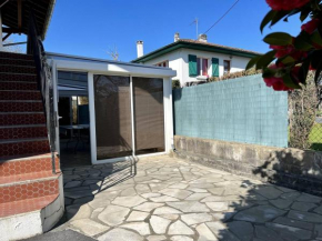 Rez-de-jardin rénové avec terrasse à Cambo-les-Bains, T1 Bis pour 2 personnes, équipé et lumineux - FR-1-495-93